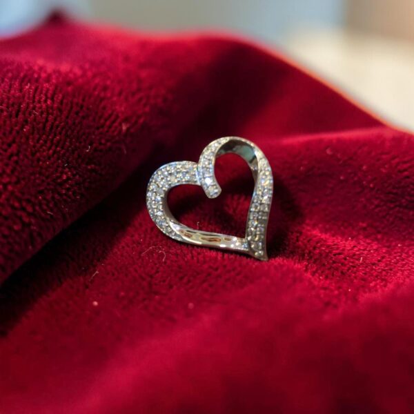 Beautiful 0.40 Cts Round Brilliant F/VS1 Diamonds Heart Pendant 14K White Gold
