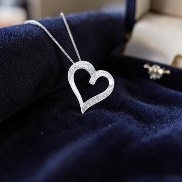 Beautiful 0.40 Cts Round Brilliant F/VS1 Diamonds Heart Pendant 14K White Gold