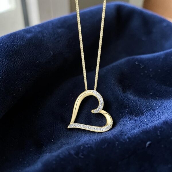 Dazzling 0.40 Cts Round Brilliant F/VS1 Diamonds Heart Pendant 14K Yellow Gold