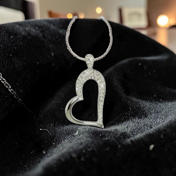 Stunning 0.82 Carats Round Brilliant F/VS1 Diamonds Heart Pendant 14K White Gold