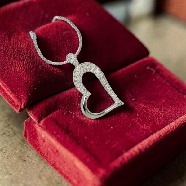 Stunning 0.82 Carats Round Brilliant F/VS1 Diamonds Heart Pendant 14K White Gold