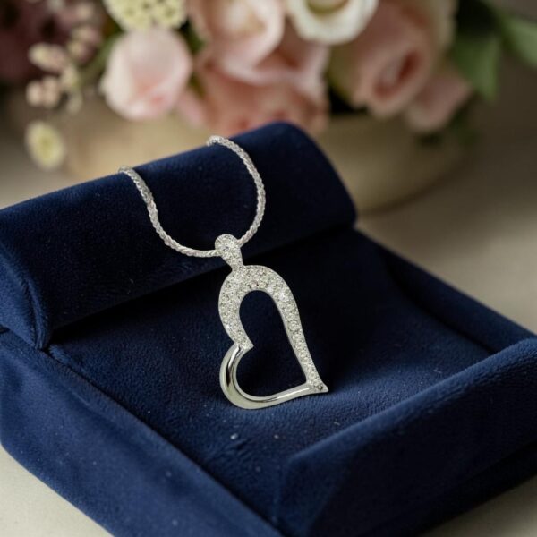 Stunning 0.82 Carats Round Brilliant F/VS1 Diamonds Heart Pendant 14K White Gold