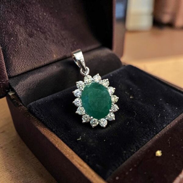 Dazzling 6.30 Cts Round Brilliant F/VS1 Diamonds Emerald Pendant 14K White Gold