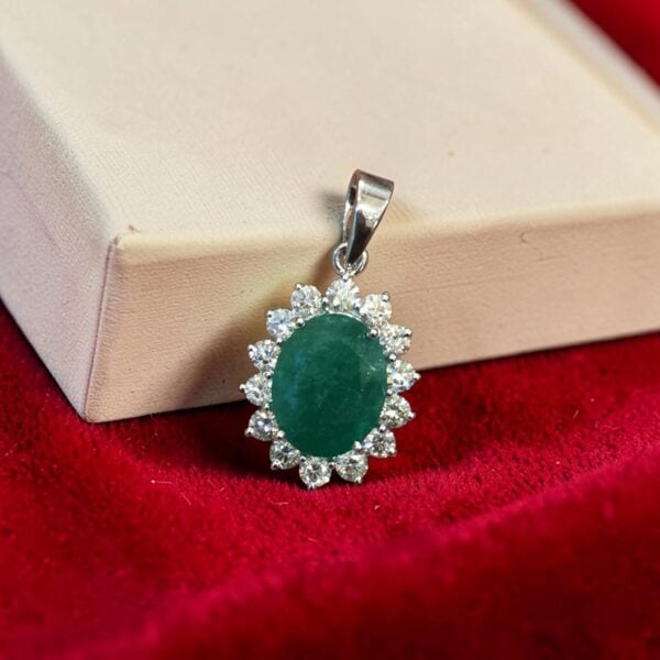 Dazzling 6.30 Cts Round Brilliant F/VS1 Diamonds Emerald Pendant 14K White Gold