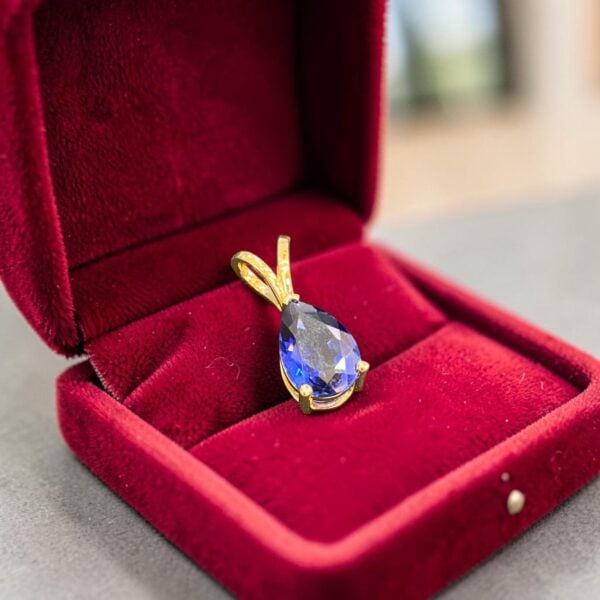 Stunning 4.50 Cts Lab Grown Blue Sapphire Unisex Pendant In 18K Gold