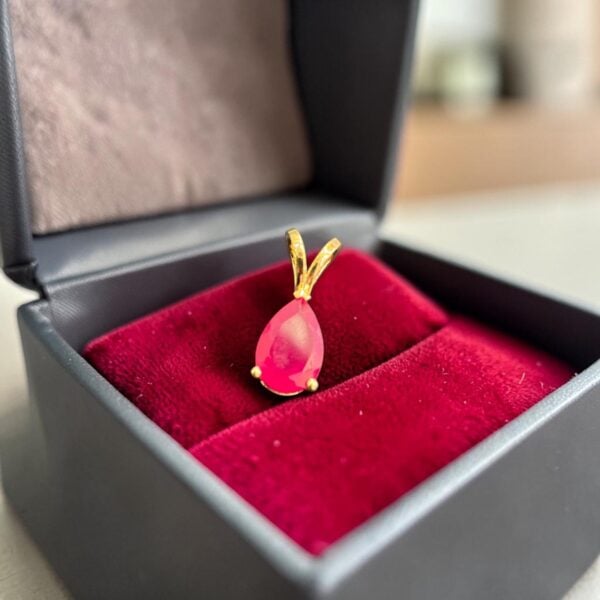 Gorgeous 4.30 Carats Lab Grown Ruby Unisex Split Bail Pendant in 18K Gold