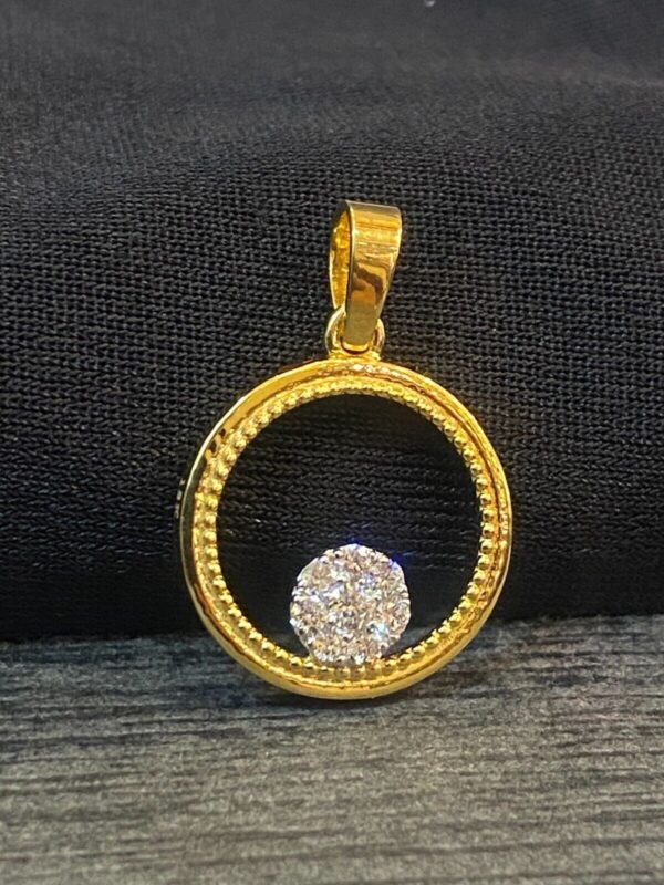 Stunning 0.26 Carats Round Brilliant Cut Diamonds Circle Pendant In 750 18K Gold