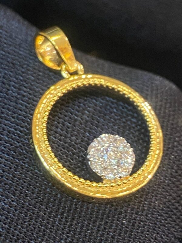 Stunning 0.26 Carats Round Brilliant Cut Diamonds Circle Pendant In 750 18K Gold