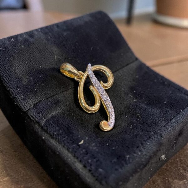 0.54 Cts Round Brilliant F/VS1 Diamonds Alphabet "P" Unisex Pendant In 14K Gold