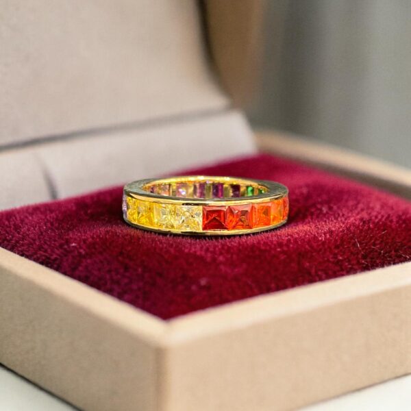 Stunning 11.50 Carats Natural Princess Shape Sapphires Unisex Band Ring 18K Gold