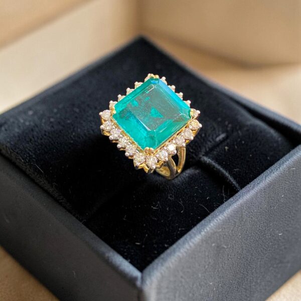 0.85 Carats Round Brilliant F/VS1 Diamonds Emerald Cocktail Ring 14K Yellow Gold