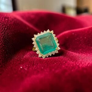 0.85 Carats Round Brilliant F/VS1 Diamonds Emerald Cocktail Ring 14K Yellow Gold