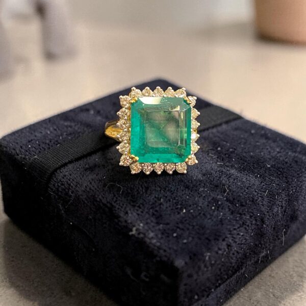 0.85 Carats Round Brilliant F/VS1 Diamonds Emerald Cocktail Ring 14K Yellow Gold