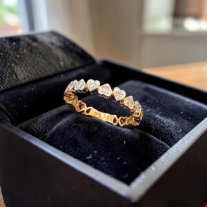 Stunning 0.24 Cts Round Brilliant F/VS1 Diamonds Heart Shape Band Ring 14K Gold