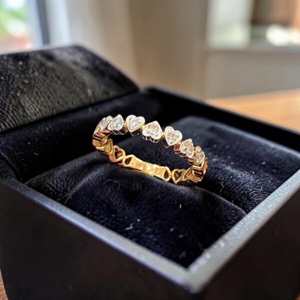 Stunning 0.24 Cts Round Brilliant F/VS1 Diamonds Heart Shape Band Ring 14K Gold