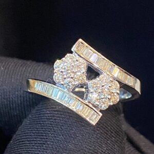 Stunning 0.73 Carats Round Baguette Cut Diamonds Engagement Ring In 750 18K Gold