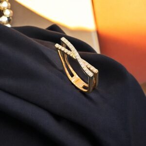 R-351 (23) Stunning 0.30 Cts Round Brilliant Cut F/VS1 Diamonds Intersecting Ring in 14K Rose Gold