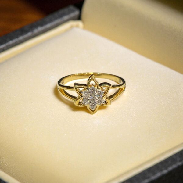 Stunning 1/4 Carats F/VS1 Round Brilliant Diamonds Floral Anniversary Ring 18K Gold