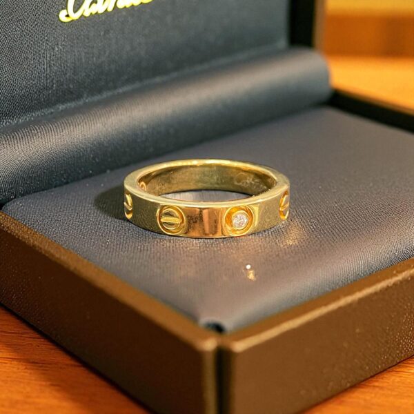 R-466 (18) 0.03 Cts Round Brilliant Cut F/VS1 Diamond Unisex Love Screw Band Ring 18K Gold