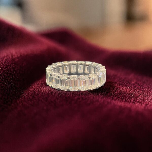 R-486 (22) Classy 9.50 Cts Emerald Shape F/VS1 Diamonds Unisex Eternity Band Ring 14K Gold
