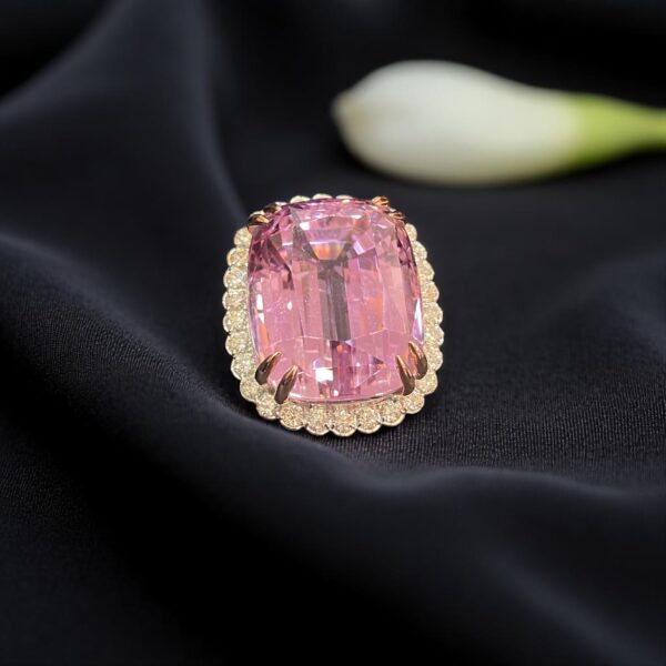 Stunning 2.16 Cts Round Brilliant Cut F/VS1 Natural Diamonds Party Ring 18K Gold
