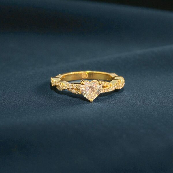1.05 Cts GIA Certified Heart Round Shape F/VS1 Diamonds Engagement Ring 18K Gold