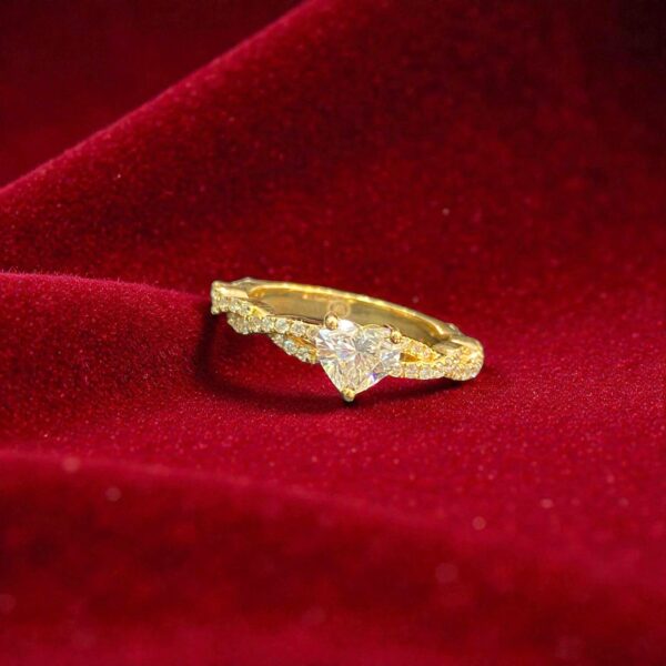 1.05 Cts GIA Certified Heart Round Shape F/VS1 Diamonds Engagement Ring 18K Gold