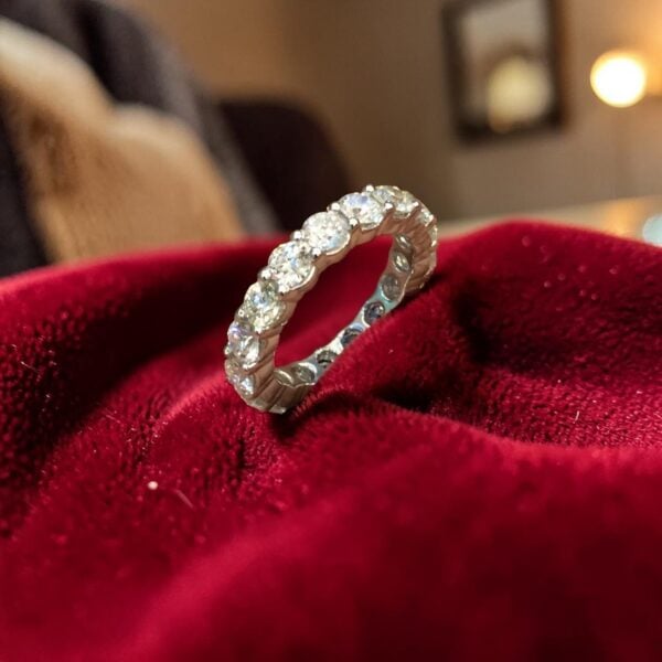 R-575 (16) Stunning 4.25 Cts Round Brilliant F/VS1 Diamonds Eternity Band Ring In 18K Gold