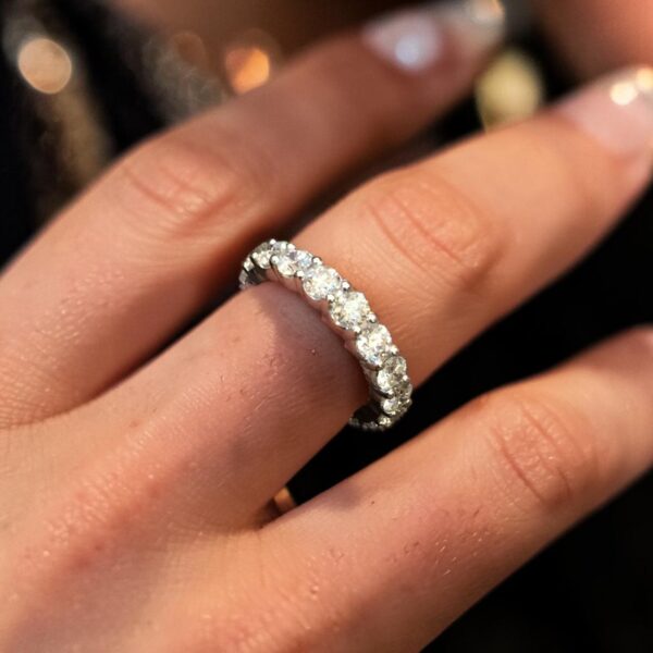R-575 (17) Stunning 4.25 Cts Round Brilliant F/VS1 Diamonds Eternity Band Ring In 18K Gold