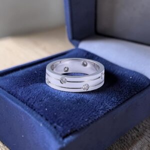 R-582 (5) 0.30 Cts F/VS1 Round Brilliant Scattered Diamonds Unisex Band Ring In 14K Gold