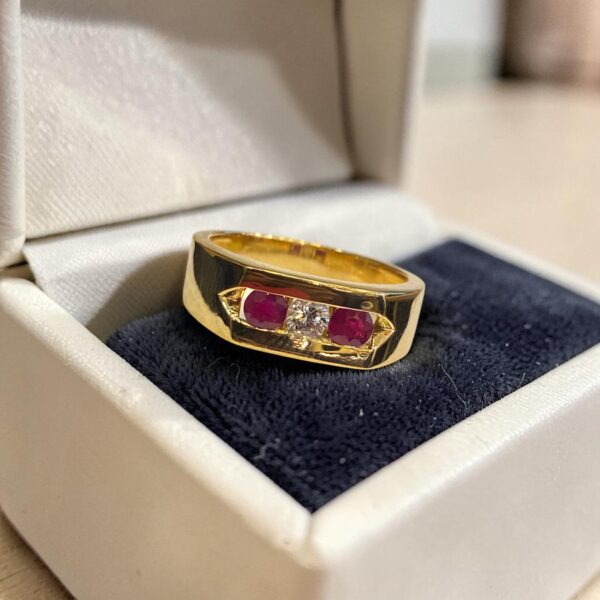 R-608 (18) 0.70 Cts Round Brilliant F/VS1 Diamonds Channel Set Ruby Men's Ring In 18K Gold