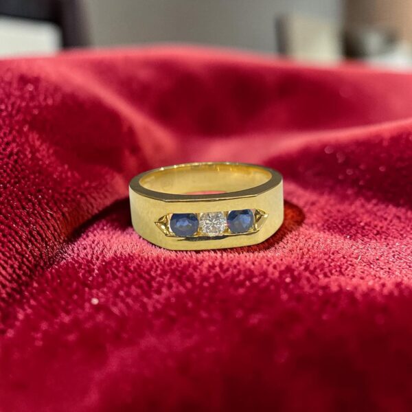 R-609 (16) 0.70 Cts Round Brilliant F/VS1 Diamonds Blue Sapphire 3-Stone Mens Ring 18K Gold