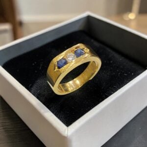 R-609 (19) 0.70 Cts Round Brilliant F/VS1 Diamonds Blue Sapphire 3-Stone Mens Ring 18K Gold
