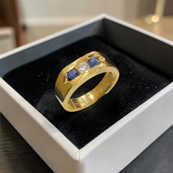 R-609 (19) 0.70 Cts Round Brilliant F/VS1 Diamonds Blue Sapphire 3-Stone Mens Ring 18K Gold