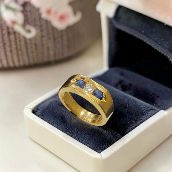 R-609 (20) 0.70 Cts Round Brilliant F/VS1 Diamonds Blue Sapphire 3-Stone Mens Ring 18K Gold
