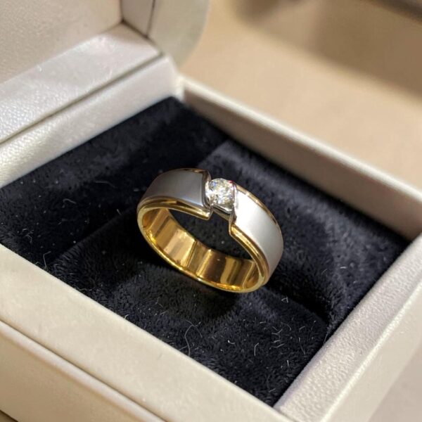 GIA Certified 0.25 Cts Round Brilliant F/VS1 Diamond Men’s Band Ring In 14K Gold