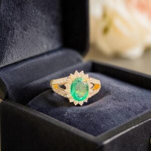 3.05 Cts Round Brilliant F/VS1 Diamonds Emerald Cocktail Ring In 18K Yellow Gold