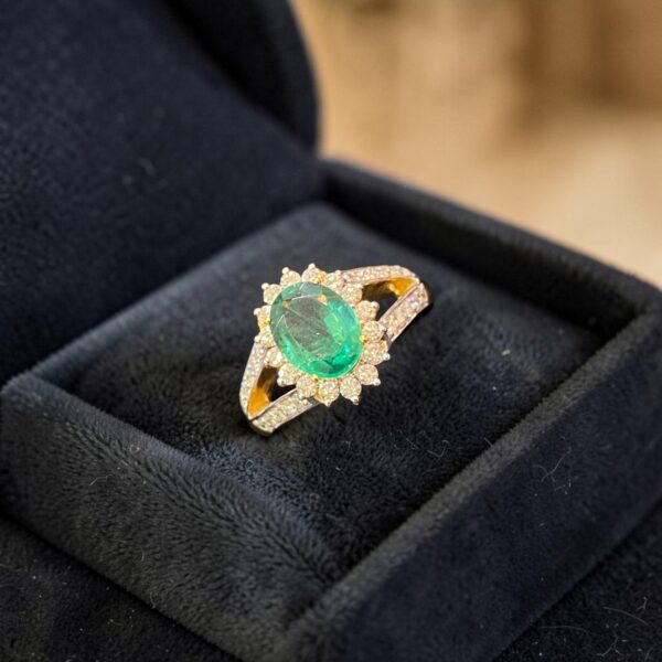 3.05 Cts Round Brilliant F/VS1 Diamonds Emerald Cocktail Ring In 18K Yellow Gold