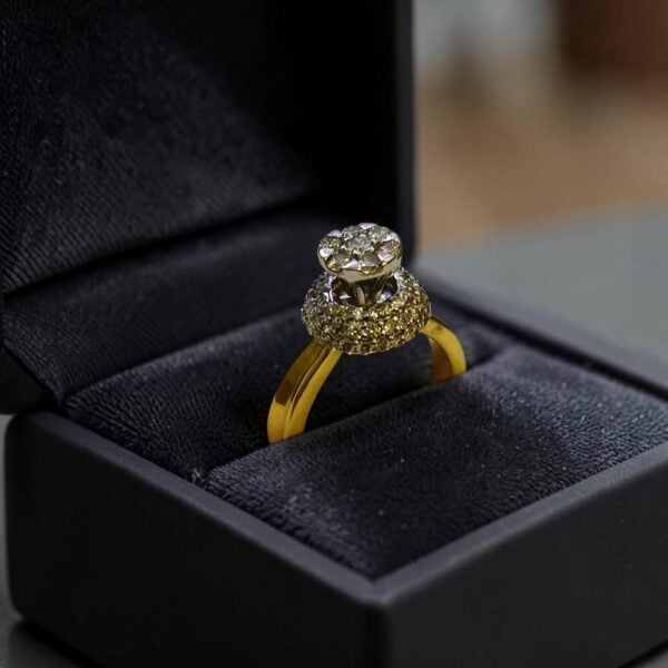 Pavé 0.95 Cts Round Brilliant F/VS1 Diamonds Engagement Ring in 18K Yellow Gold