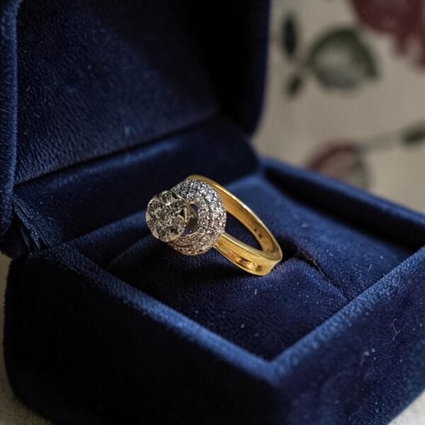Pavé 0.95 Cts Round Brilliant F/VS1 Diamonds Engagement Ring in 18K Yellow Gold