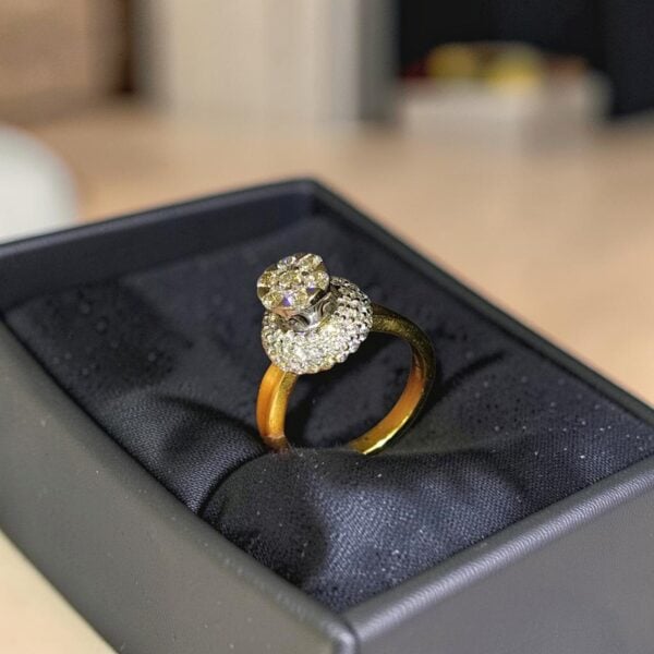 Pavé 0.95 Cts Round Brilliant F/VS1 Diamonds Engagement Ring in 18K Yellow Gold