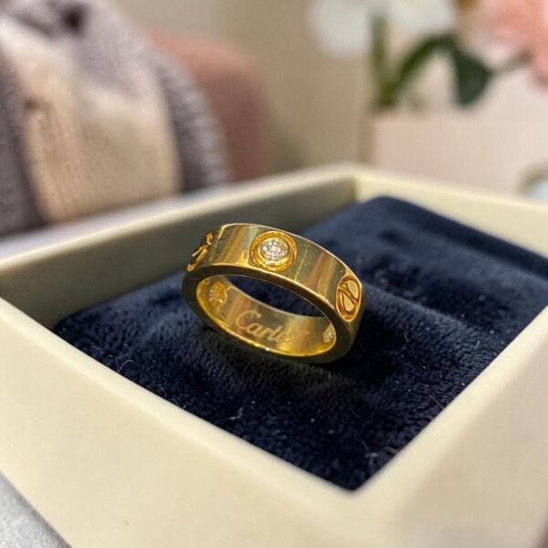 R-652 (15) 0.30 Cts Round Brilliant F/VS1 Diamond Unisex Love Three-Stone Ring in 18K Gold