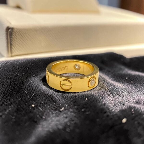R-652 (17) 0.30 Cts Round Brilliant F/VS1 Diamond Unisex Love Three-Stone Ring in 18K Gold