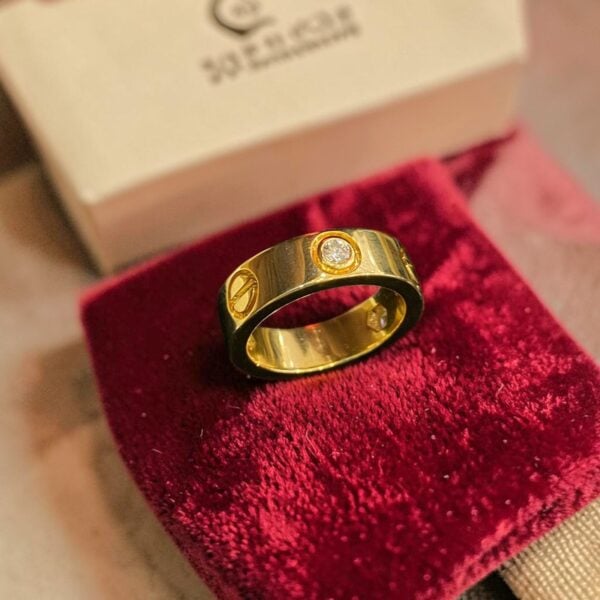 R-652 (18) 0.30 Cts Round Brilliant F/VS1 Diamond Unisex Love Three-Stone Ring in 18K Gold