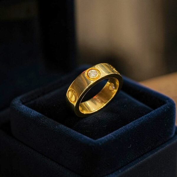 R-652 (19) 0.30 Cts Round Brilliant F/VS1 Diamond Unisex Love Three-Stone Ring in 18K Gold