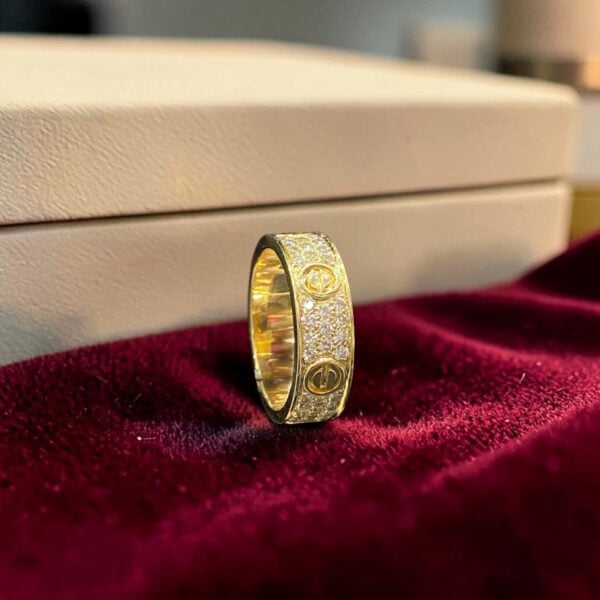 1.80 Cts Round Brilliant F/VS1 Diamonds Unisex Love Screw Band Ring in 18K Yellow Gold