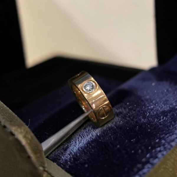 0.10 Cts Round Brilliant F/VS1 Diamond Unisex Love Band Ring in 18K Rose Gold