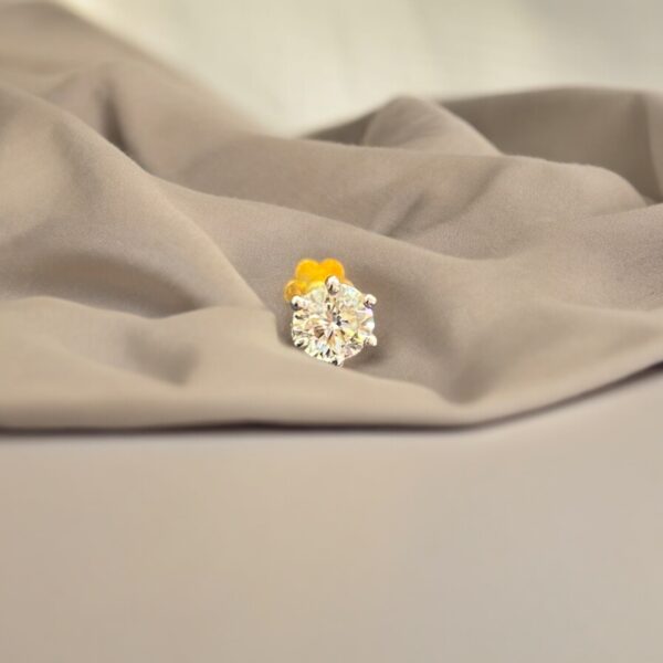 Beautiful 0.25 Cts Round Brilliant Cut Diamond F/VS Solitaire Nose Stud 18K Gold