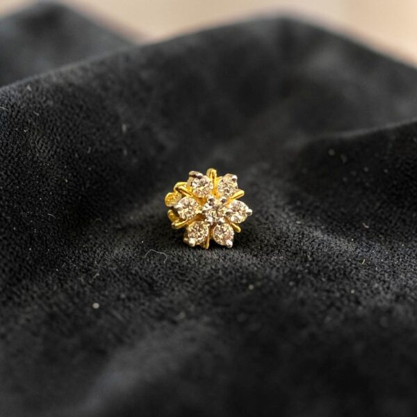 Z-088 (22) Classy 0.30 Cts Round Brilliant F/VS1 Diamonds 7-Stone Nose Stud 18K Yellow Gold
