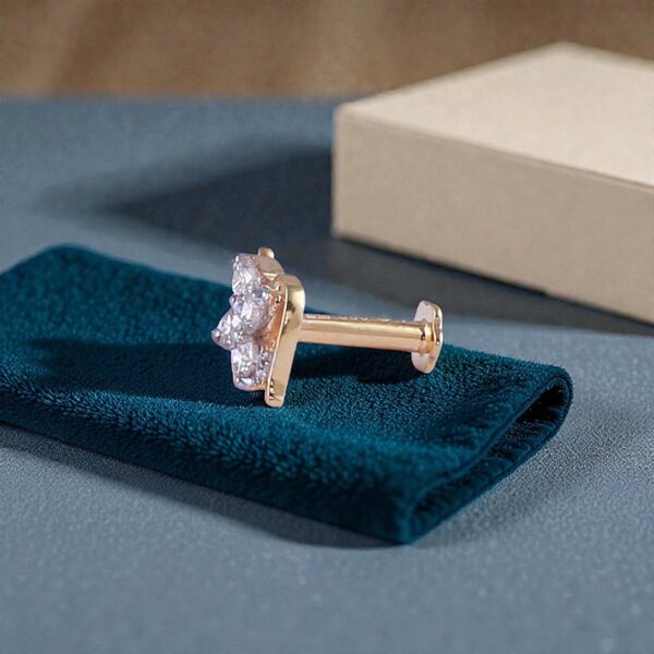 Gorgeous 0.14 Carats Round Brilliant F/VS1 Diamonds Nose Stud In 18K Yellow Gold